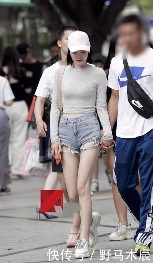 路人街拍腿长的小姐姐,随便穿都好看,回头率又高