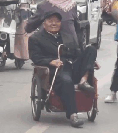 爷爷|老奶奶骑车骑不动，爷爷在后面搞小动作，网友：嗑到了！