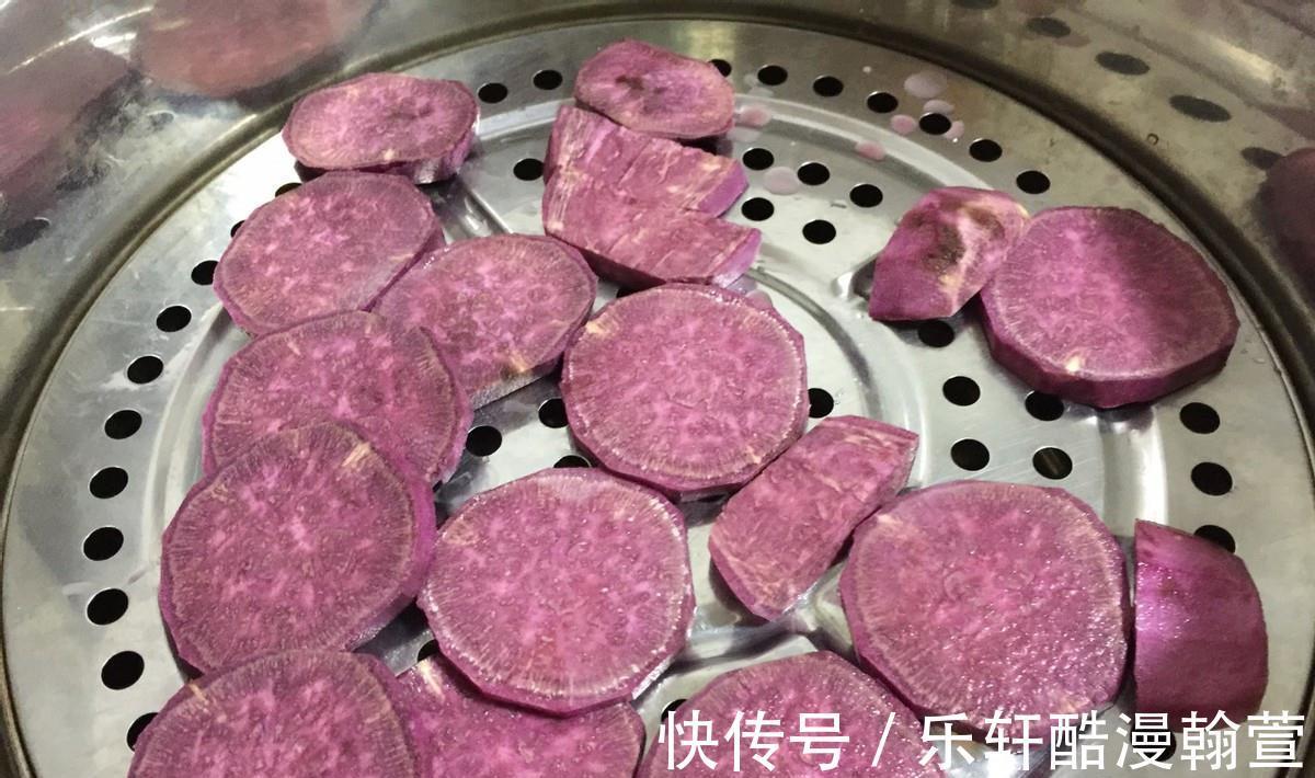 美味|紫薯营养丰富,搭配满满的芝麻,炸出美味的小吃