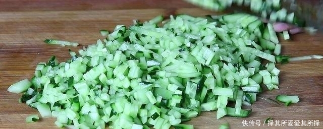 黄瓜加豆腐最近火了,我家一周做5次,不炒不炖,比吃肉香