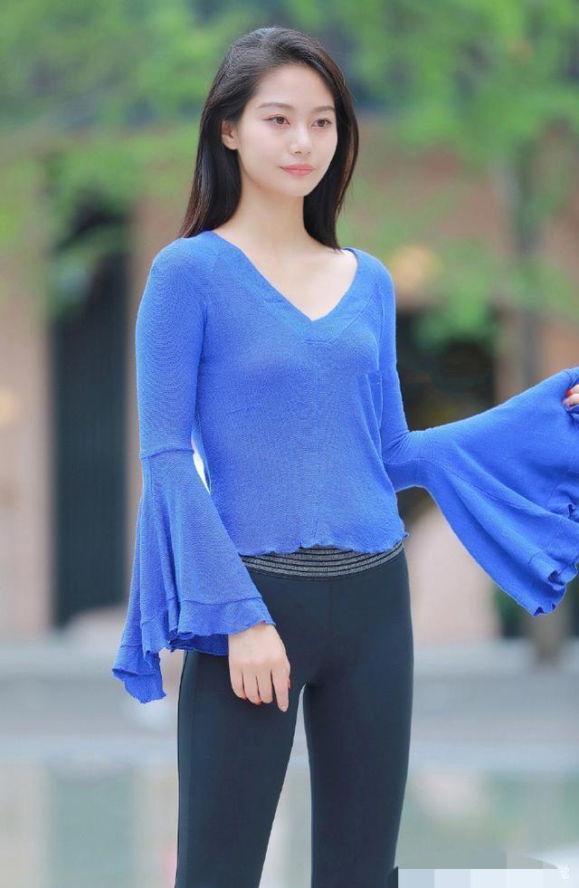 高跟鞋 打底裤彰显出时尚的休闲范,给人很精致的感觉,自然又上档次