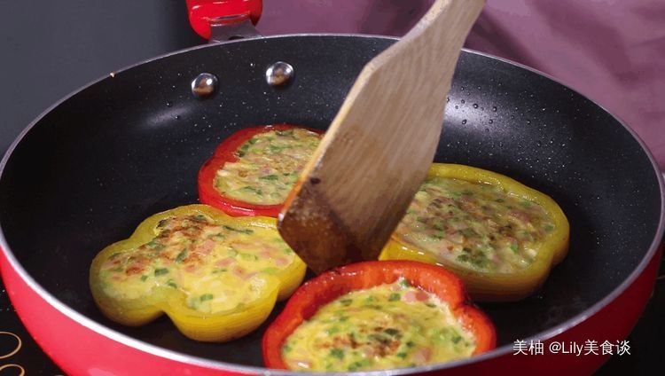  过瘾|教你一个鸡蛋饼创新吃法，早餐孩子一餐能吃4块，特别香特别过瘾