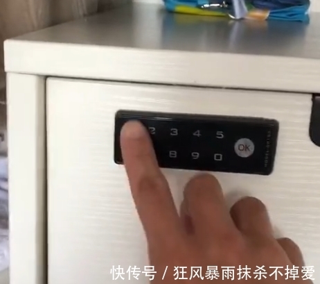 儿子|男子趁儿子上学,偷偷查看他的小保险柜,看见里面的字条男子笑喷
