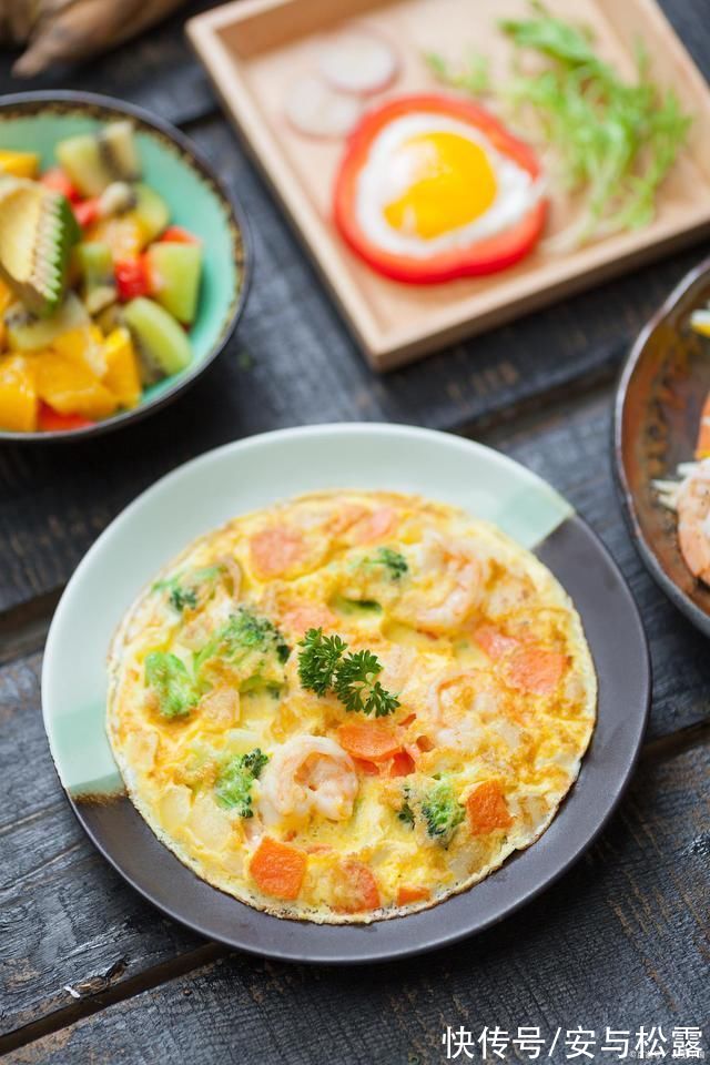 一口一个鲜虾的早餐蔬菜饼,营养又美味,早上10分钟就做好