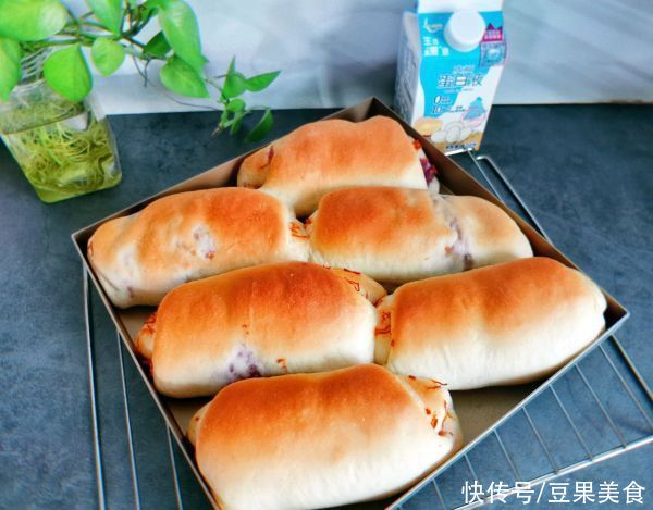 肉松|一吃就上瘾的#蛋趣体验#芋泥肉松餐包