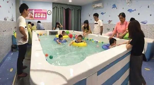 婴儿游泳馆|刚满月女婴在家游泳时窒息,家长就在旁边…都是这东西惹的祸!