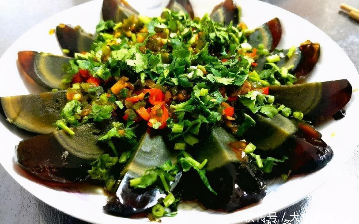 凉拌皮蛋,很多人都不会调料汁,大厨教你一招,和饭店的味道一样