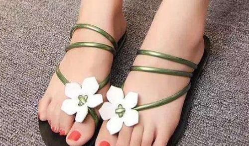 修剪|指甲长进肉里,一走路就疼,一个小办法可能对你有帮助,不妨一试