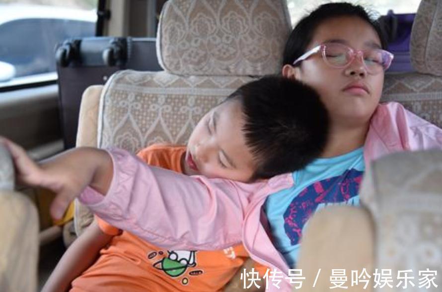 宠姐狂魔|弟弟“老母亲”式伺候姐姐火了,二胎的正确打开方式,宠姐狂魔