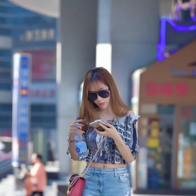 街拍|街拍小姐姐的身材匀称凸显韵味,走路时撩头发的姿势的确迷人