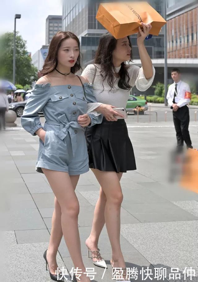 搭配一双尖头的白色高跟鞋,整体的搭配非常的小清新,非常迷人