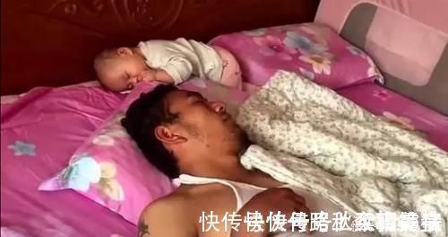 宝宝|爸爸陪娃睡觉,醒后发现娃不见了,吓坏了赶紧找,结果自己都乐了