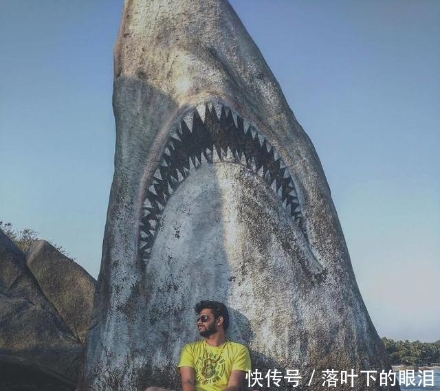 珠峰|印海滩有一块奇特的大白鲨巨石,露出尖牙利齿,成为网红打卡胜地