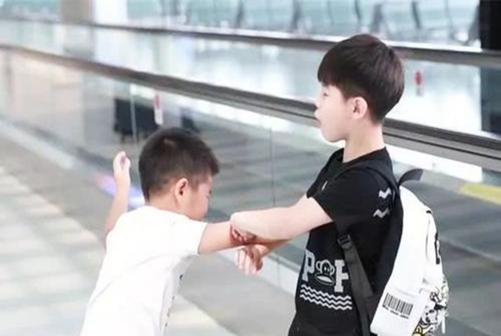 一团糟|“后悔让二胎随我姓”二胎妈妈深夜的一条朋友圈,引发过来人共鸣