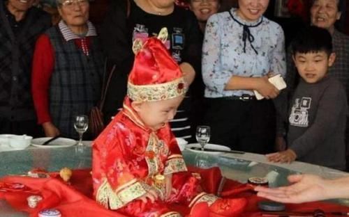 抓周|一岁宝宝抓周,爷爷无意放下一个“东西”,全家人的笑容逐渐消失