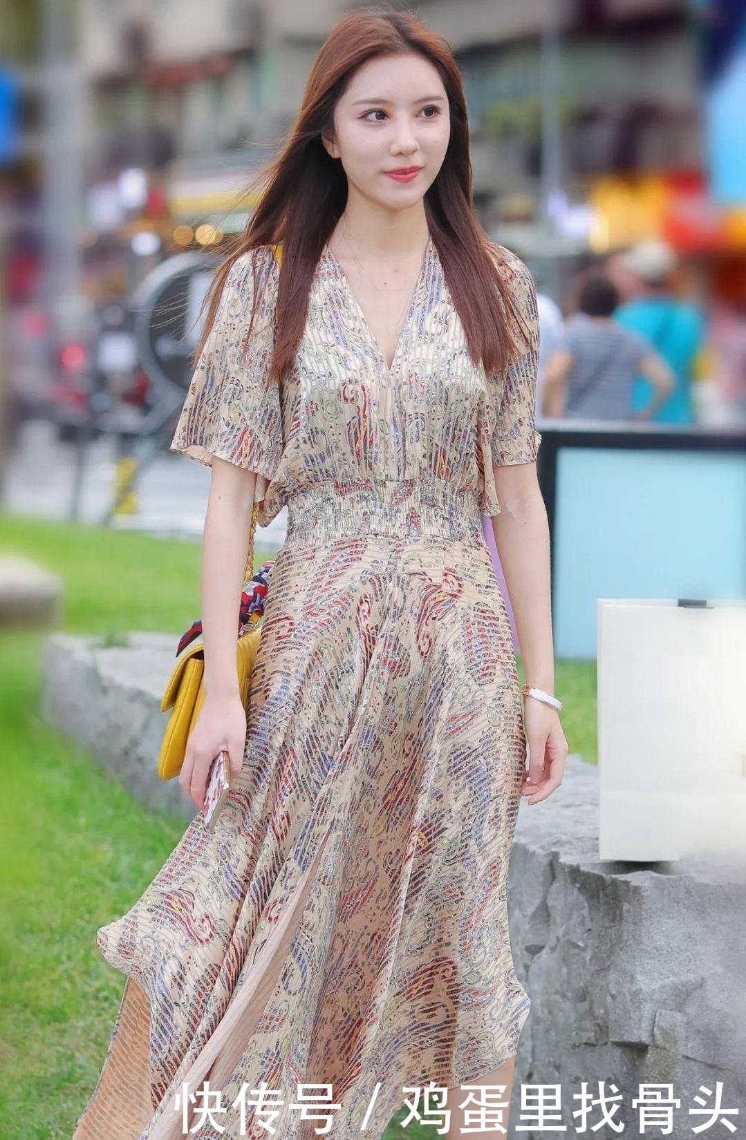 裙子好不好看先另说,关键这颜值也太高了吧