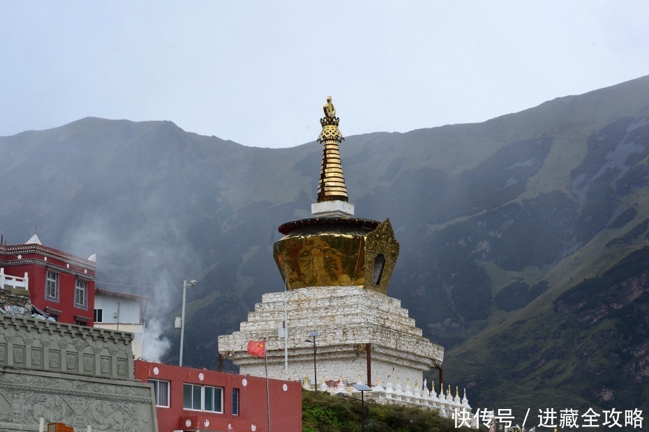 色达路上的第一抹红，川藏北线观音桥，拥有两个中国之最