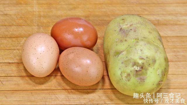 鸡蛋|土豆里加3个鸡蛋,教你新做法,比吃红烧肉还香,营养又下饭