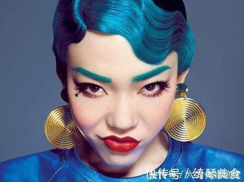 冠军|她曾是《好声音》的冠军,现在却沦落到在街边商演,观众都不买账