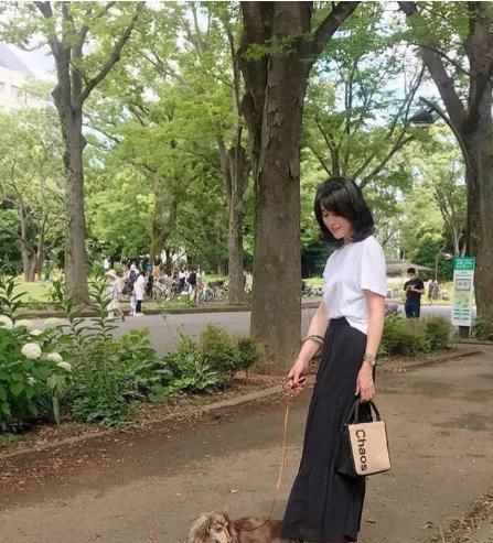 50岁女人拒绝“奶奶装”,学会这样穿,简约优雅又大方体现女人味