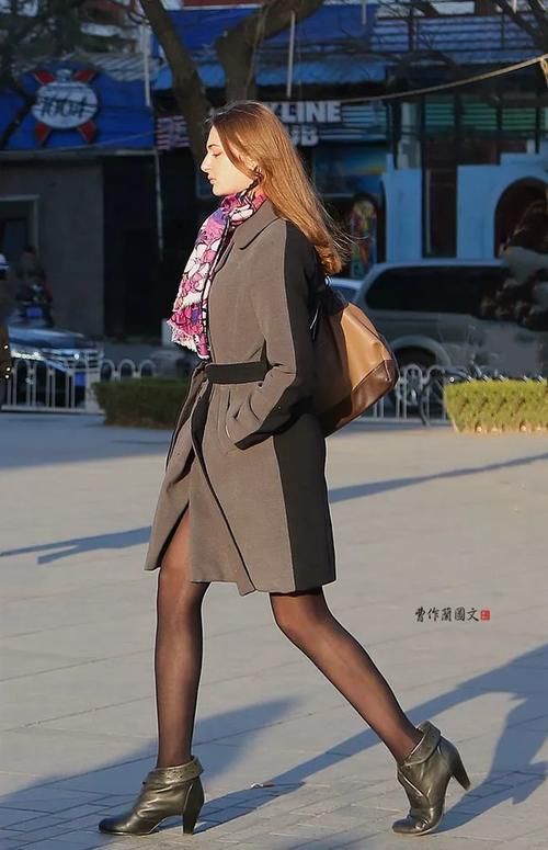 越穿越有门道的黑丝美女，眼神迷离吸引人