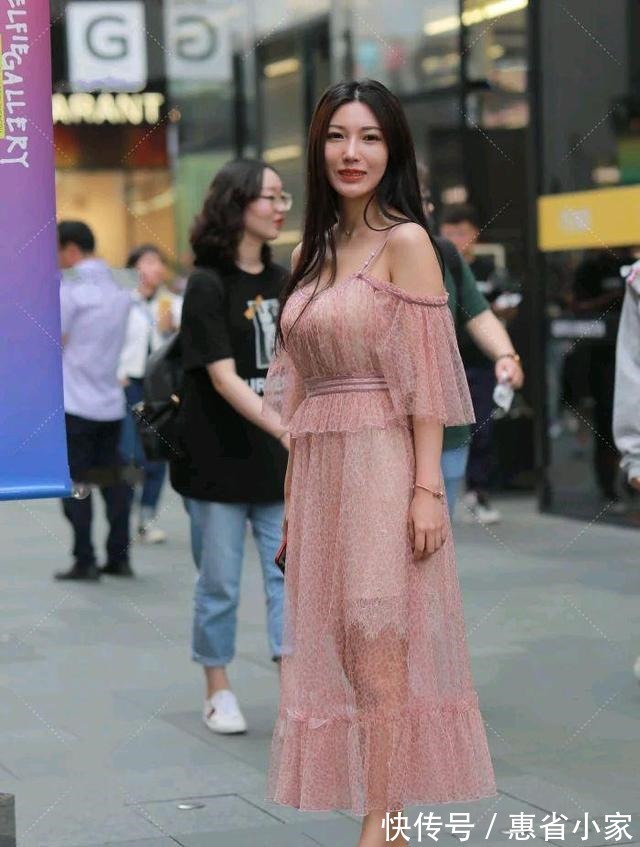 网纱 粉色网纱连衣裙,搭配珍珠肩带,仙女下凡也不过如此!