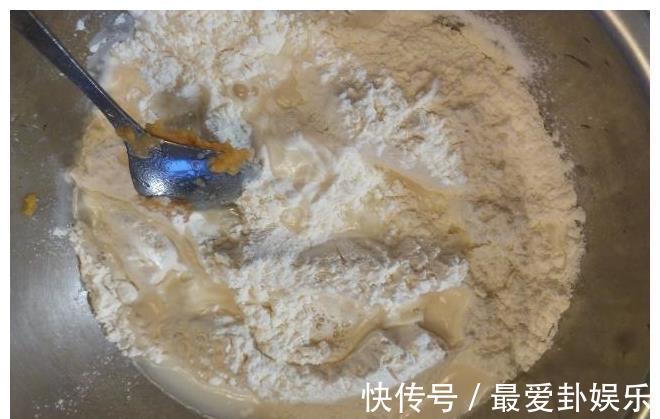 吃法|红薯改良新吃法，表面金黄松软香甜，一个平底锅就能做好