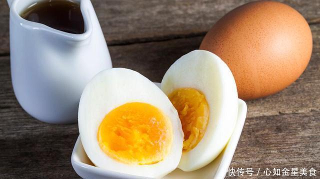 水煮鸡蛋时,不要直接放进下锅,牢记2技巧,鸡蛋软嫩好剥壳!
