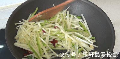 土豆丝|炒土豆丝前,别再用水冲洗了!怪不得不爽脆,还粘锅!