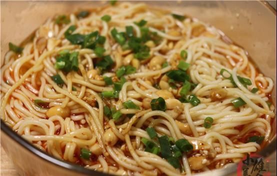 早饭鲜面条最美味的作法,5分鐘就拿下,越吃越舒服,连吃2碗也不足