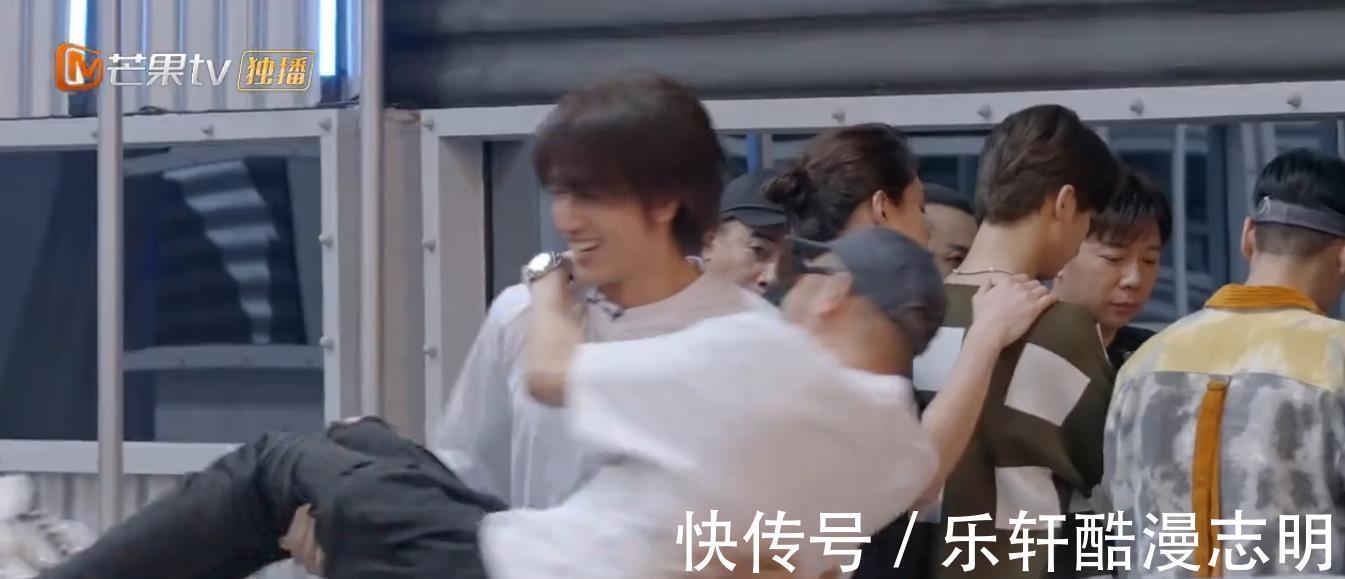 《披荊斬棘》陣營對決戰，規則升級，言承旭抱熱狗轉圈，友誼滿滿