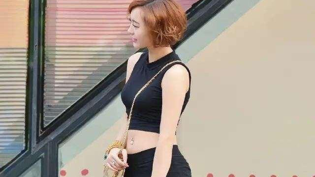 链条包|黑色紧身裤搭配链条包, 时尚感十足, 抓人眼球