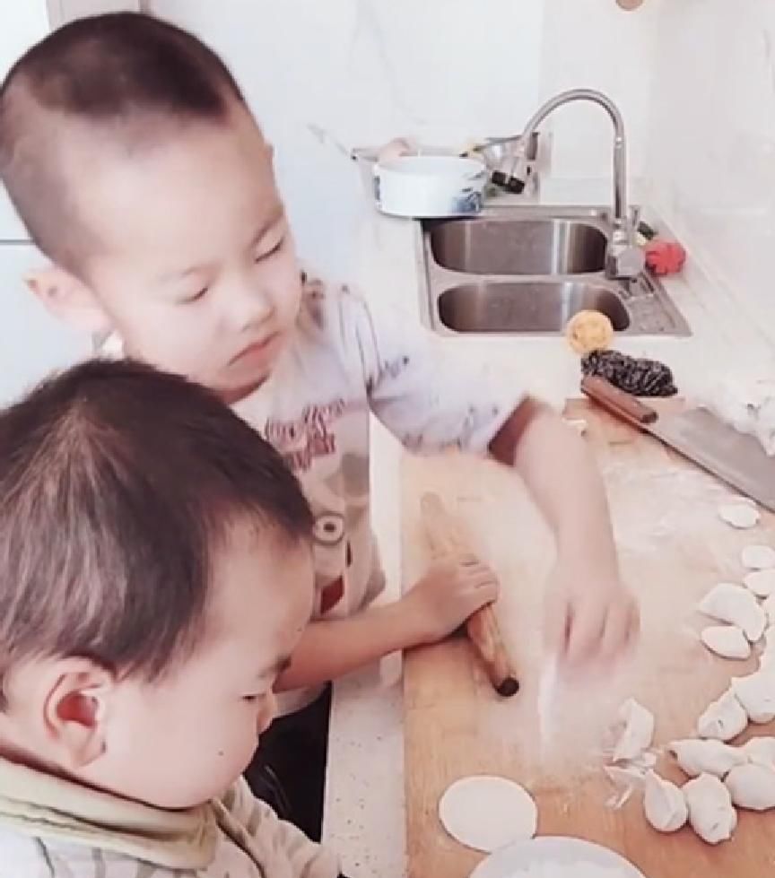 包饺子|兄弟俩包饺子配合默契,妈妈看清弟弟手上的动作时,忍不住笑出声