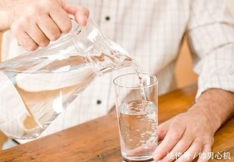 色斑“长久不消”?医生:改善斑点,你或许只需要多喝水