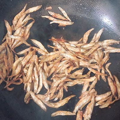 红辣椒|黄豆焖鱼仔