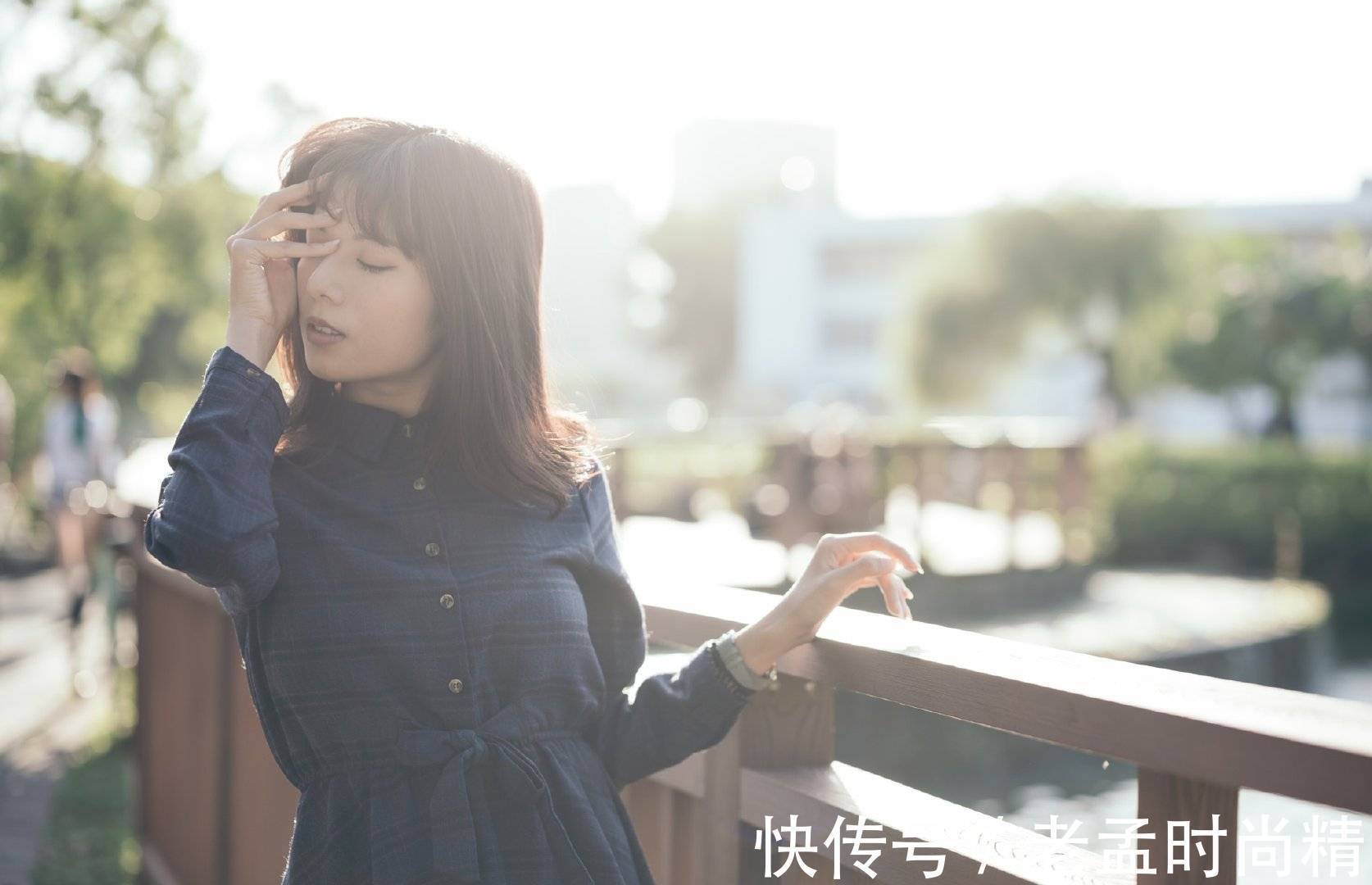 高跟短靴 深色的格子裙具有干练的气质,搭配黑色高跟短靴,凸显高挑身材