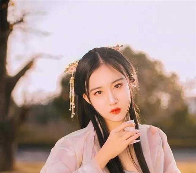 情诗!白居易40岁为初恋写的情诗,第1句人人会写,整首读完却拍案叫绝!