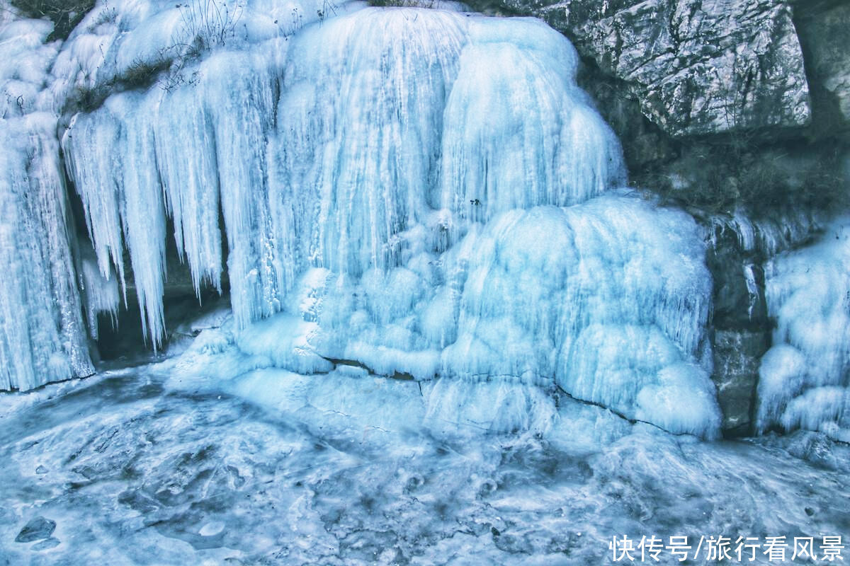 北京难得自然形成的冰瀑，晶莹剔透冰柱悬挂，免费参观人不多