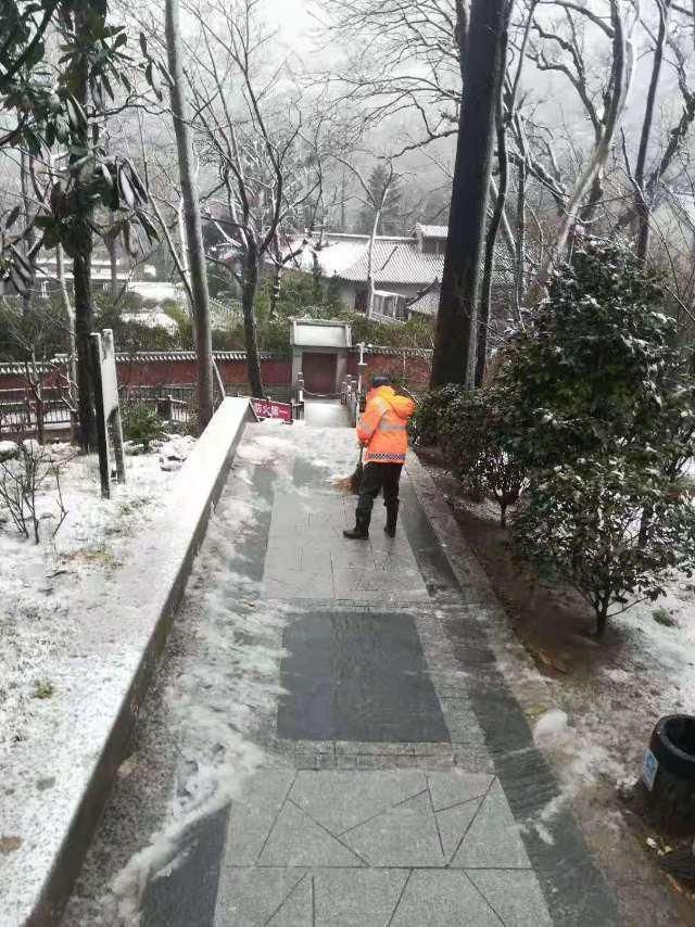 成都|紧急除雪，保障游览安全