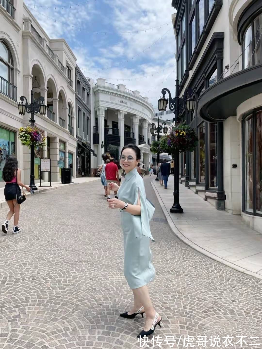 白色系|这位“妈妈辈”好会穿，4个技巧打造优雅气质，美成穿衣典范