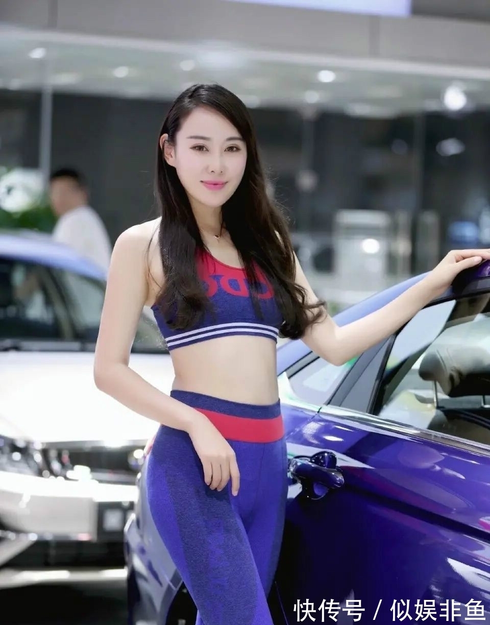 时尚 丰润有致的打底裤车模,成为整个车展的焦点!