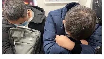 年轻人|躺平VS不会吧，白岩松惹怒全网的背后，是年轻人“希望”的茫然和无力“挣扎”的生活