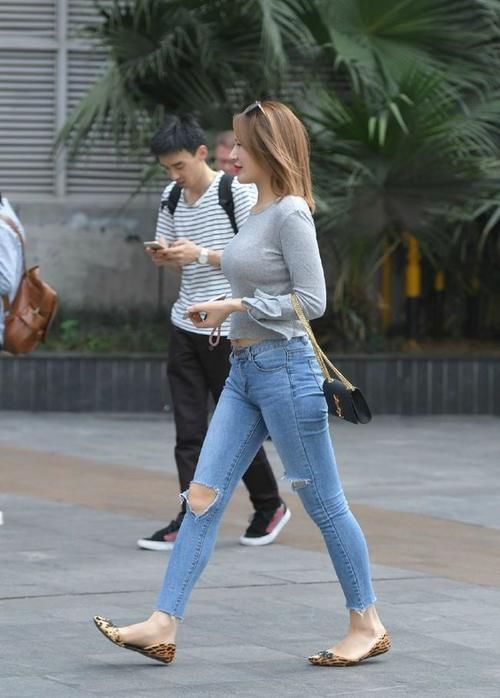 街拍美女：好看也就算了，还向我抛了一个媚眼