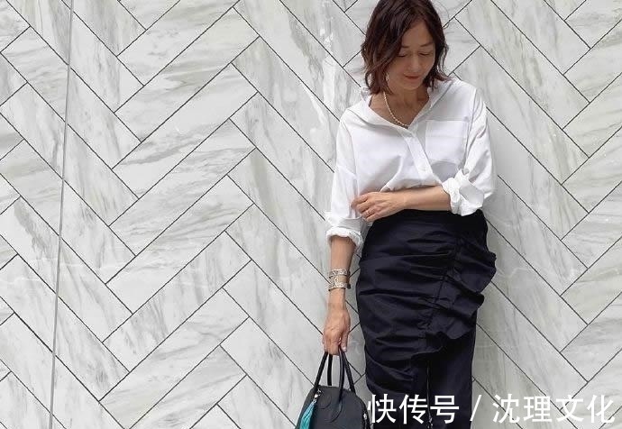 富冈佳子 这才是“黑白配”的穿搭精髓!52岁的富冈佳子,赢得体面优雅