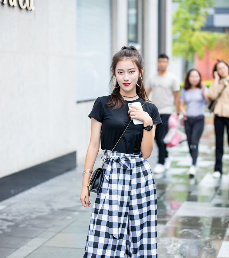 街拍:卷发配上粉色衣服,美女看起来好妩媚,真漂亮