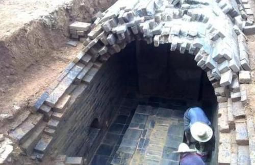 朱元璋|600年前的公主墓被发现，墓中竟有活人居住，还睡在公主的棺材上