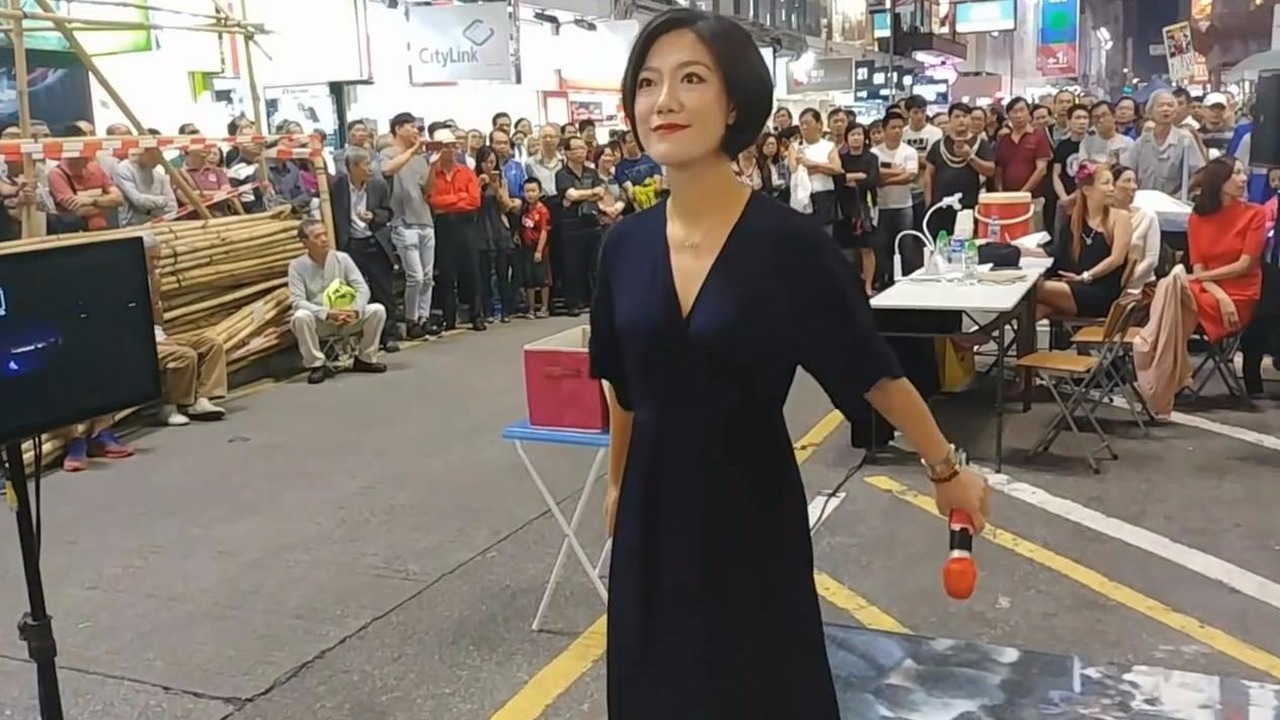 尼格买提|她是《星光大道》最惨冠军,曾在春晚压轴,如今却在街头卖唱?