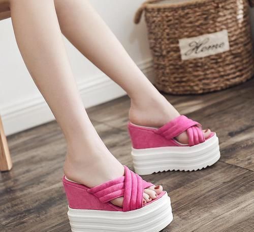 拖鞋 坡跟拖鞋上班和逛街都不易累脚,无论什么样的场合均能应对自如