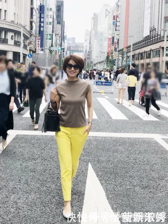 日常穿搭|这位日本主妇50岁，适龄穿搭简约又大方，堪称行走的时尚教科书