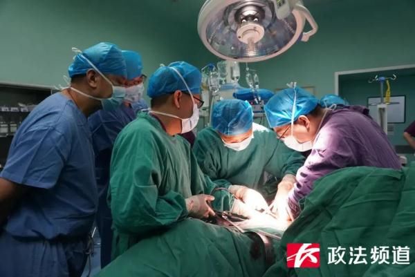 医生|紧急救援！工人不慎从高处坠落钢筋贯穿身体，9名医生连夜救人